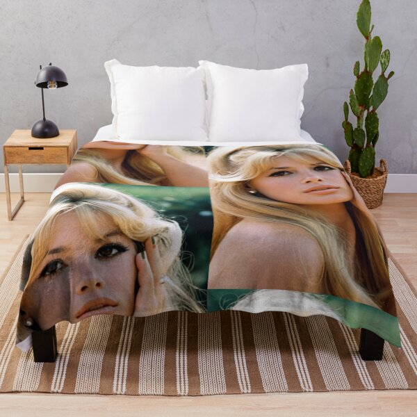 Item preview, Character - Haut Sombre Regard Mysterieux Portrait designed and sold by Beat-It.