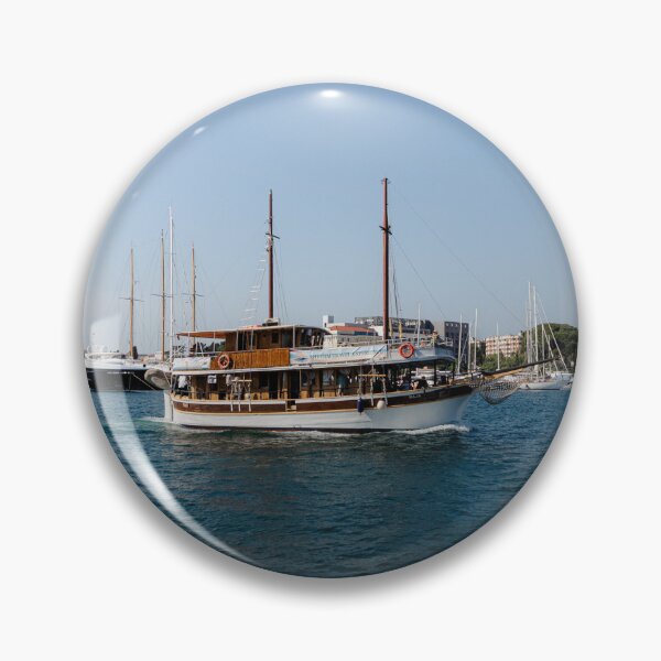 Artikelvorschau, Traditionelles hölzernes Ausflugsboot im Hafen von Zadar, Kroatien entworfen und verkauft von AndreiWBU.