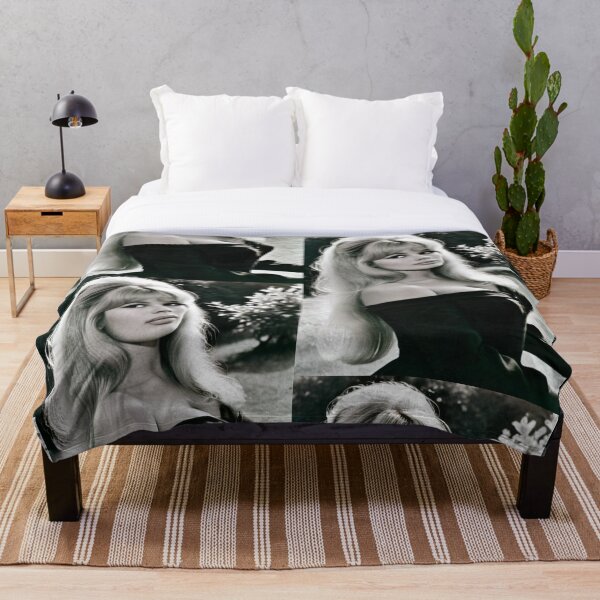 Artikelvorschau, Character - Portrait Black and White Off Shoulder Elegant entworfen und verkauft von Beat-It.