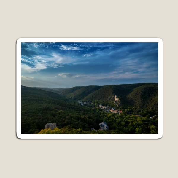 Artikelvorschau, Mittelalterliche Burg in einem bewaldeten Bergtal entworfen und verkauft von EllenNortt.
