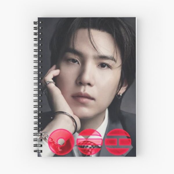 Artikelvorschau, MIN YOONGI Suga BTS / ARIRANG / BTS Comeback Konzert 2026 / Army / Suga Bias Suga Hot / Suga Merch / Suga Arirang / Yoongi Marry Me entworfen und verkauft von TeenLake.