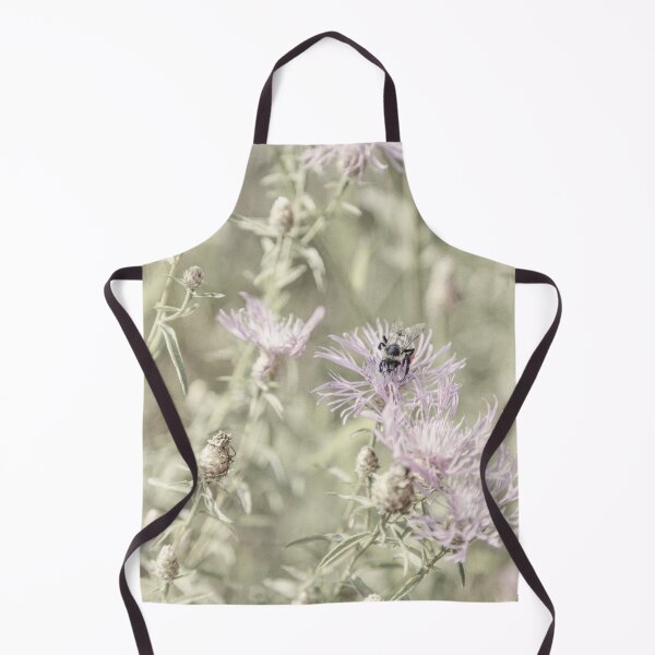 Artikelvorschau, Biene auf Gefleckter Flockenblume entworfen und verkauft von Brooke T Ryan Photographic Art.