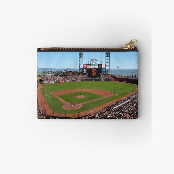Artikelvorschau, Ein unvergesslicher Tag im Oracle Park – Panorama des San Francisco Giants Stadions entworfen und verkauft von Kimberly Palmer.