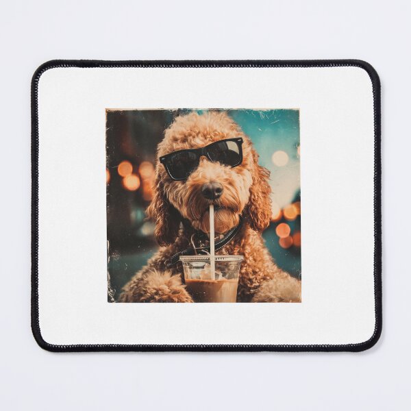 Artikelvorschau, Ein süßer Goldendoodle trinkt Eiskaffee entworfen und verkauft von Hiwerelisa.