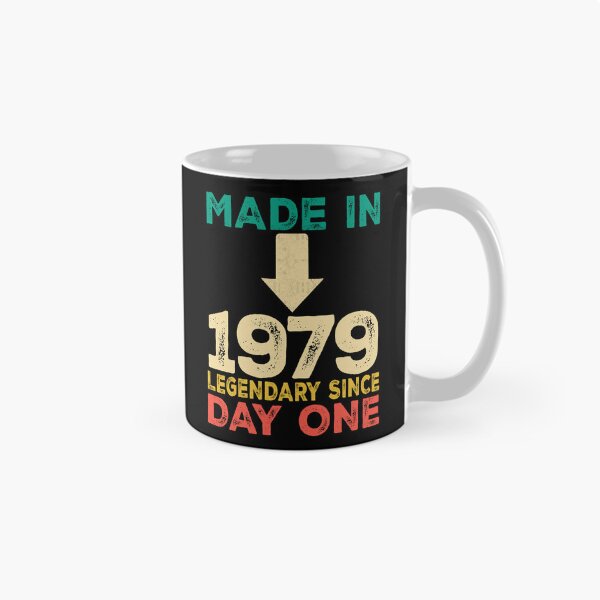 Aperçu de l'œuvre Cadeau vintage pour un 47e anniversaire (né en 1979) - Légende - Design vieilli créée et vendue par FernaRoje.