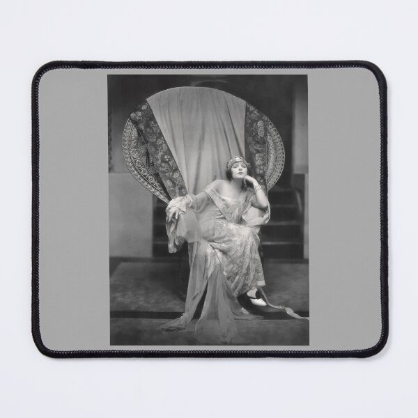 Aperçu de l'œuvre Norma Talmadge et cette chaise créée et vendue par collageDP.