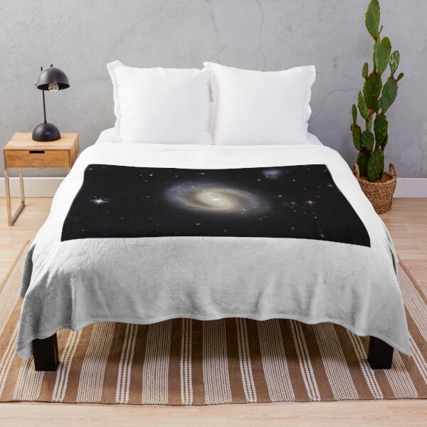 Artikelvorschau, A luminous swirl set against the deep black of space, the barred spiral galaxy IC 486 glows entworfen und verkauft von weirdcountry.