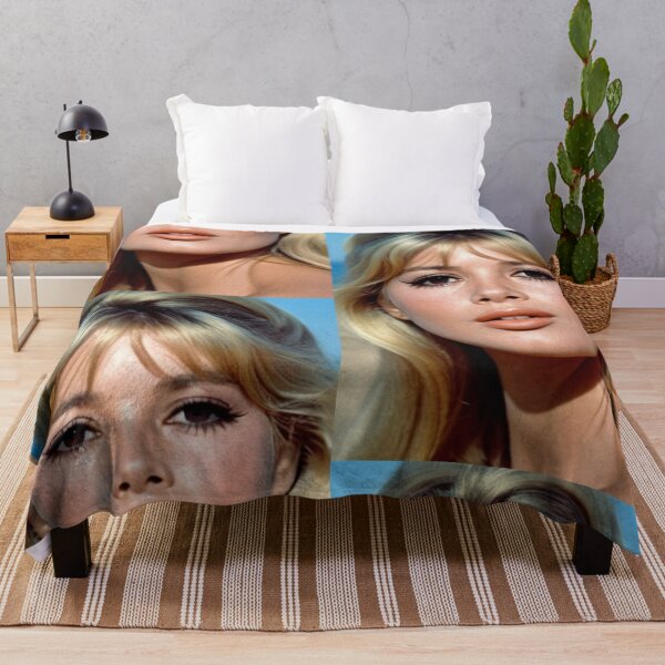 Item preview, Character - Tenue Sombre Regard Penetrant Portrait designed and sold by Beat-It.