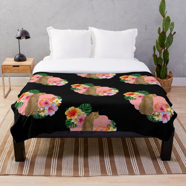 Aperçu de l'œuvre Léopard tropical — Illustration florale d'hibiscus et de félins | Imprimé animalier botanique créée et vendue par ChasingRabbit05.