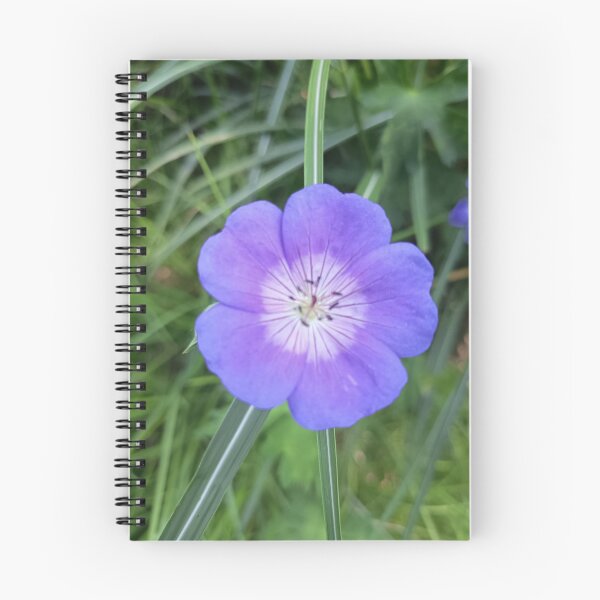 Artikelvorschau, Purple Geranium Flower Closeup entworfen und verkauft von PhuongVoArt.