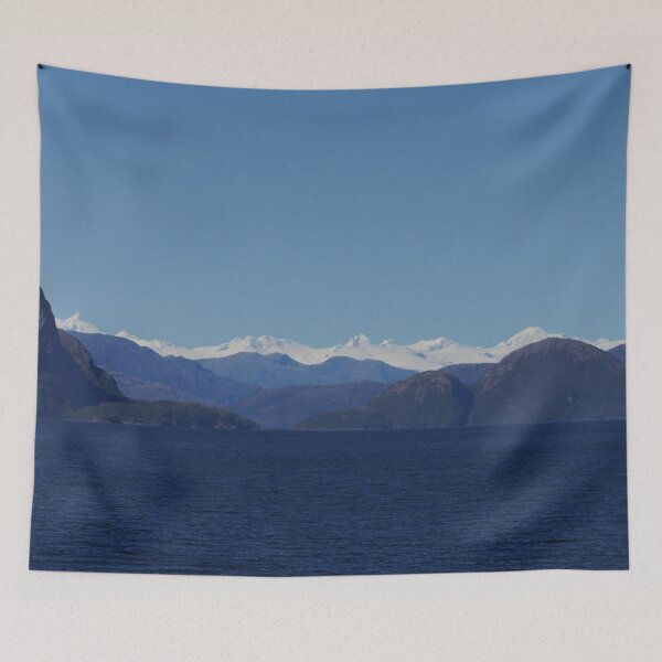Aperçu de l'œuvre Les hautes Andes se dressent derrière un fjord chilien créée et vendue par Malcolm Snook.