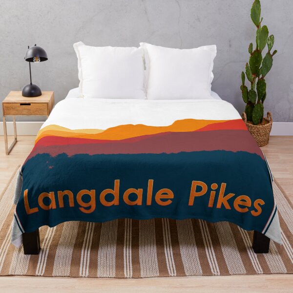 Artikelvorschau, Stilisierte Ansicht der Langdale Pikes von Waterhead in Ambleside (v3) entworfen und verkauft von LazloWoodbine.