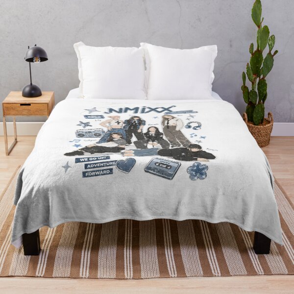 Artikelvorschau, NMIXX Retro-Vintage-Shirt, Nmixx Episode 1 Zero Frontier Shirt, Nmixx Kpop Members Illustration Graphic Tee, Comfort Colors Shirt entworfen und verkauft von BerryHand.