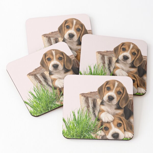 Artikelvorschau, Entzückende Beagle-Welpen auf einem Baumstamm entworfen und verkauft von A touch of creativity.
