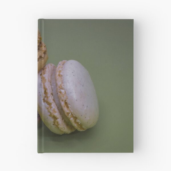 Artikelvorschau, Drei französische Macarons auf grünem Hintergrund – Vanille-, Schokoladen- und Pistaziengebäck entworfen und verkauft von Nmallia.