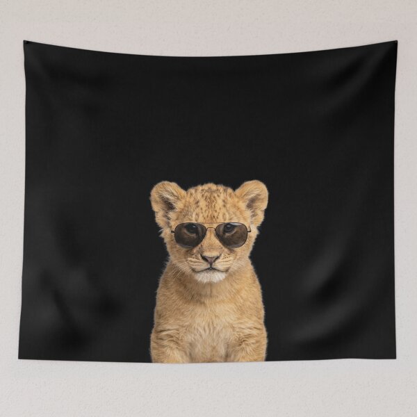 Aperçu de l'œuvre Bébé lionceau mignon portant des lunettes de soleil amusantes créée et vendue par RareLavender.