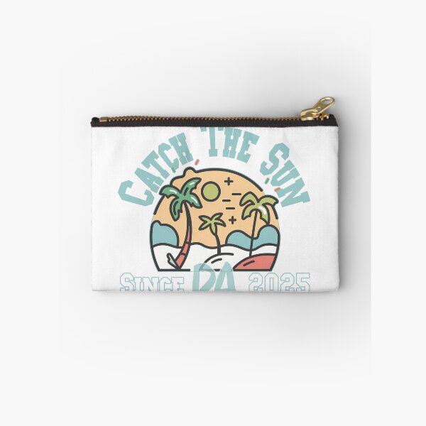 Artikelvorschau, Catch The Sun Vintage Varsity Palm Tree Retro Beach Tropical Streetwear Grafik entworfen und verkauft von DesignArtist.ia.