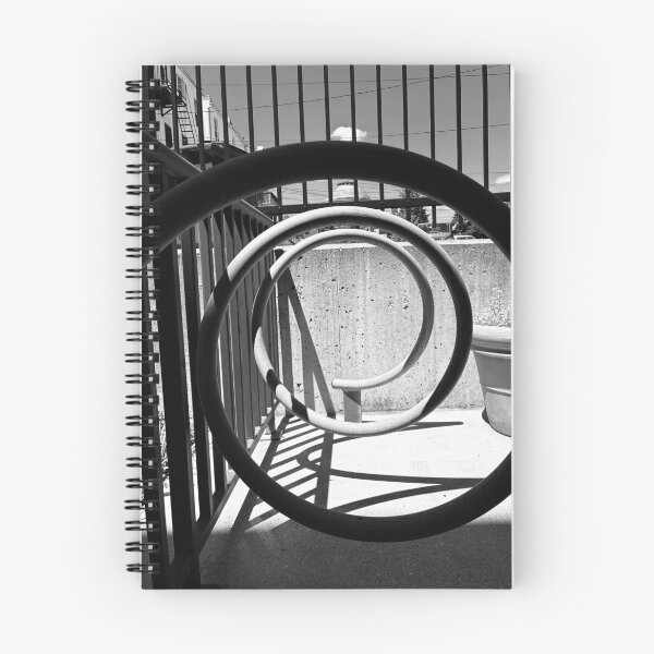 Aperçu de l'œuvre Scène de ville en noir et blanc avec un support à vélos en spirale créée et vendue par MajestyMaker.