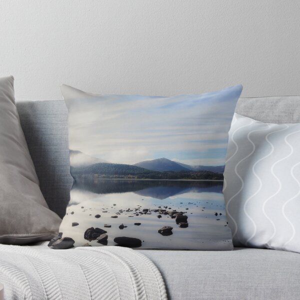 Aperçu de l'œuvre Reflets de montagne dans un paysage | Loch Morlich, Écosse créée et vendue par Tessera Co.