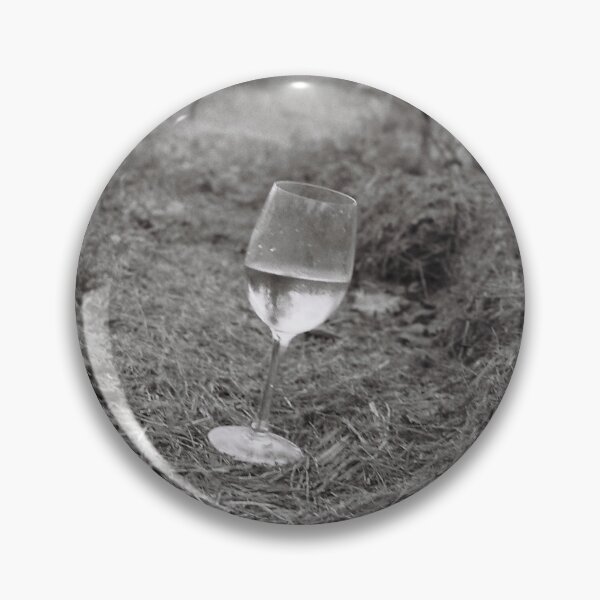 Artikelvorschau, Ein Glas Wein im Weinberg entworfen und verkauft von BN Designs and Photography.
