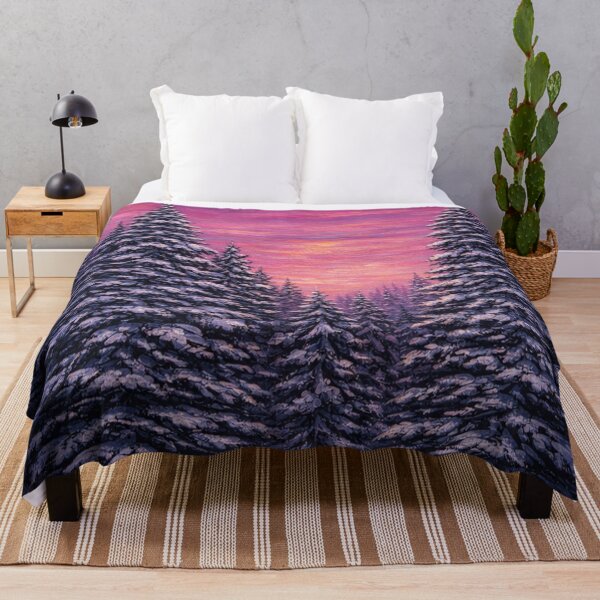 Artikelvorschau, Winterwald-Sonnenuntergangsgemälde, verschneite Kiefernlandschaft, violetter Himmel, gemütliche saisonale Wandkunst entworfen und verkauft von TheSlowShore.