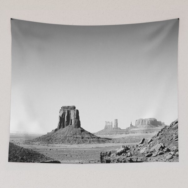 Artikelvorschau, Monument Valley, Arizona – Panorama-Wüstenlandschaft, Schwarz-Weiß-Fotografie entworfen und verkauft von Astrid Arkhangelsky.