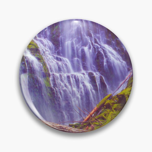 Artikelvorschau, Ruhiger Wasserfall über moosbewachsenen Felsen entworfen und verkauft von jklune.