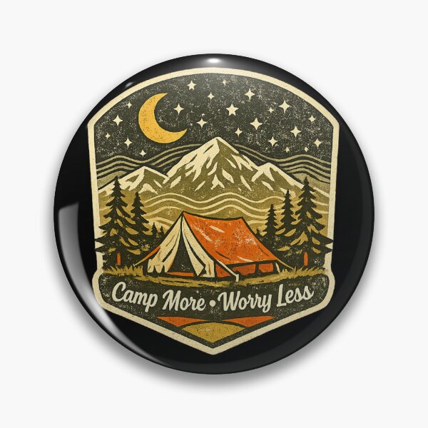 Artikelvorschau, Vintage-Camping-Abzeichen (SVG/PNG), Illustration eines Bergzelts für Outdoor-Abenteuer, Retro-Wildnis-Emblem, Grafik eines sternenklaren Waldes, Design für ein Wander-Camping-Shirt (Mehr Sorgen, weniger Aufwand) entworfen und verkauft von Cavalier-org.