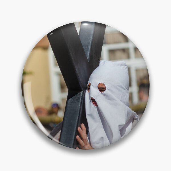 Artikelvorschau, Ein vermummter Büßer trägt ein großes Kreuz während einer religiösen Prozession in der Karwoche auf dem Marktplatz entworfen und verkauft von Nmallia.