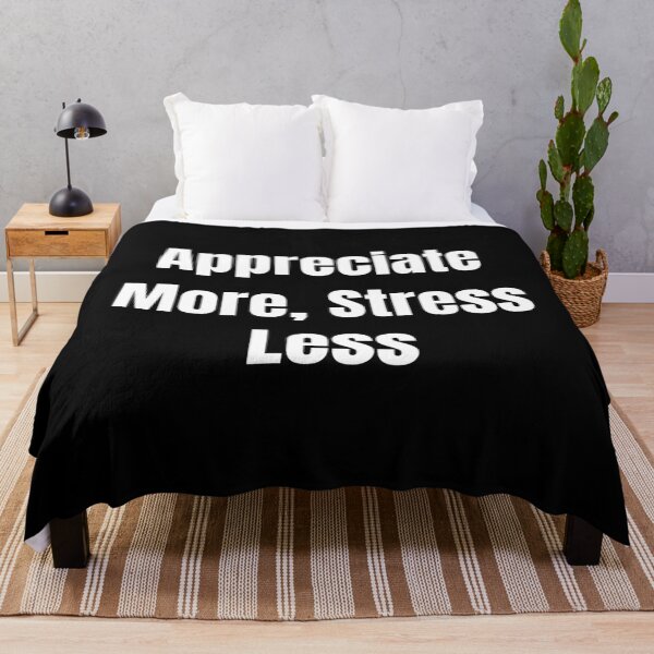 Artikelvorschau, Mehr wertschätzen, weniger Stress haben (Weißer Text) entworfen und verkauft von QuoteeApparel.