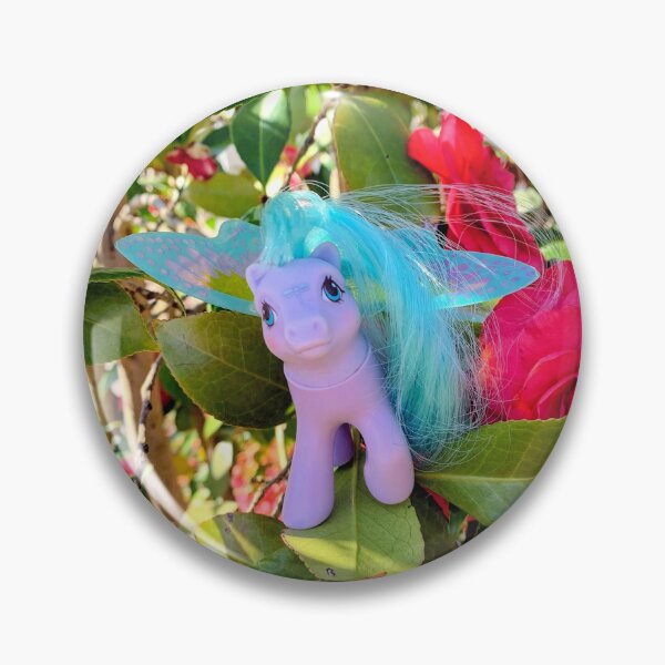 Artikelvorschau, Hochfliegende Ponys inmitten leuchtender Kamelienblüten entworfen und verkauft von CelticValkyrie.