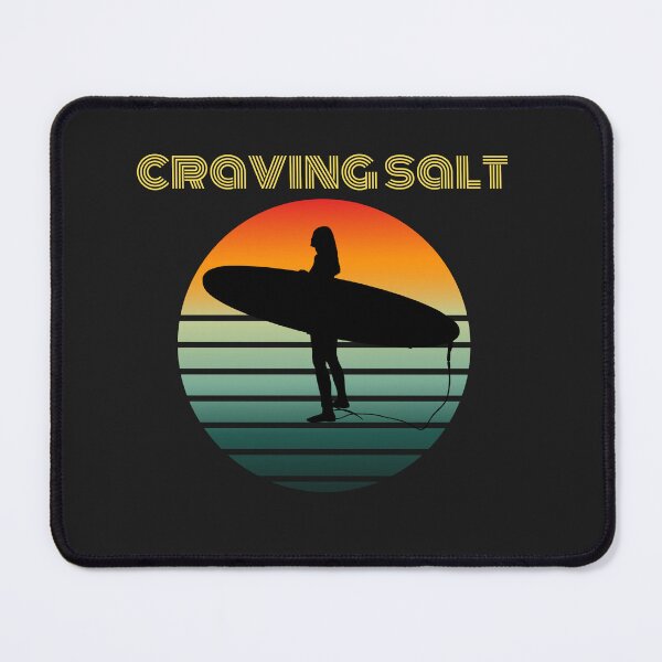 Artikelvorschau, Sehnsucht nach Wellen. Geschenk für Surfer und Surf-Fans. Rosa Sonnenuntergang und Surfer-Silhouette. entworfen und verkauft von ShrimpAndGrits.