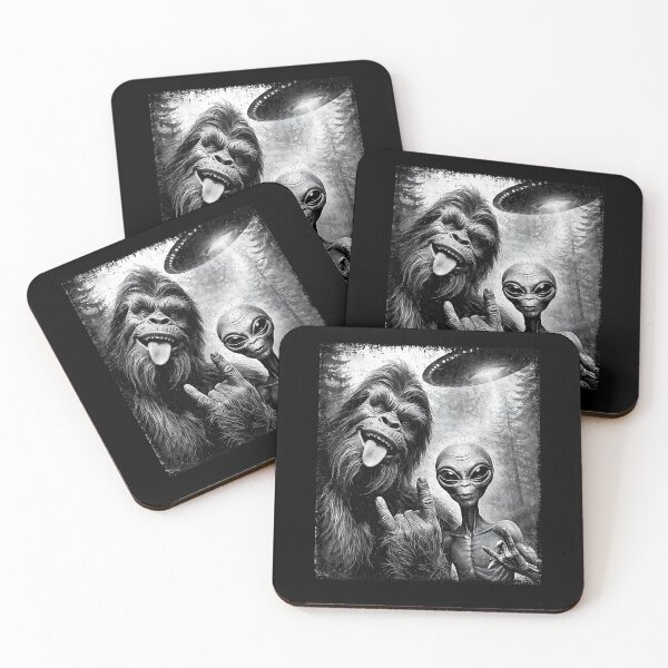 Item preview, Divertida selfie de Bigfoot con un alienígena OVNI designed and sold by Rahamkshop.