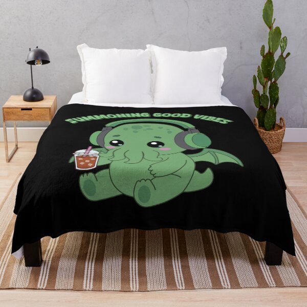 Artikelvorschau, Gute Laune verbreiten | Kawaii Cthulhu mit Eiskaffee und Kopfhörern entworfen und verkauft von Hallowed Artistry.