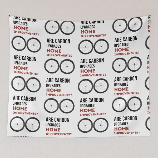 Aperçu de l'œuvre Les améliorations en carbone sont-elles des améliorations pour la maison ? Slogan cycliste amusant créée et vendue par Pedal & Pace.