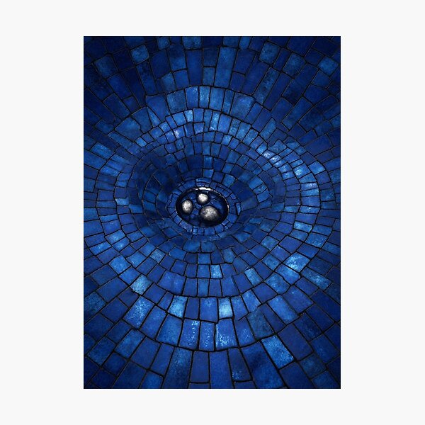 Aperçu de l'œuvre Boules argentées dans un cercle de carreaux bleus créée et vendue par Curious Echo.