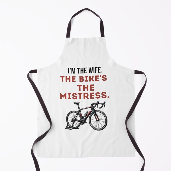 Artikelvorschau, Ich bin die Ehefrau. Das Fahrrad ist die Geliebte. | Lustiges Radsport-T-Shirt entworfen und verkauft von Pedal & Pace.