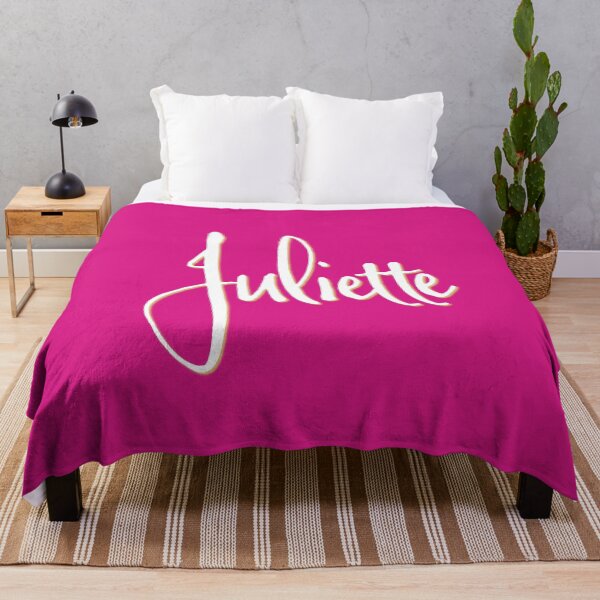 Aperçu de l'œuvre JULIETTE conception de caractères personnalisée créée et vendue par CharlottePlaceArt.