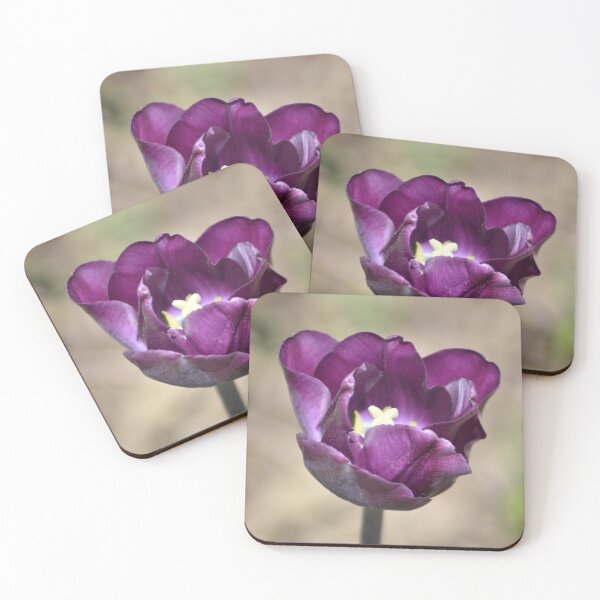 Artikelvorschau, Vertikale Wandkunst mit lila-schwarzem Papagei-Tulpenmotiv entworfen und verkauft von TathataPhotos.