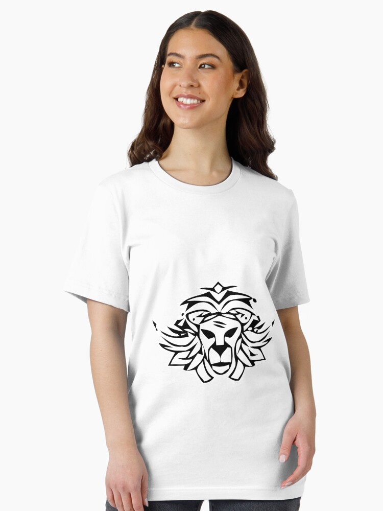 Aperçu 2 sur 7. T-shirt essentiel avec l'œuvre Lion Zion créée et vendue par NubesDesignCH.