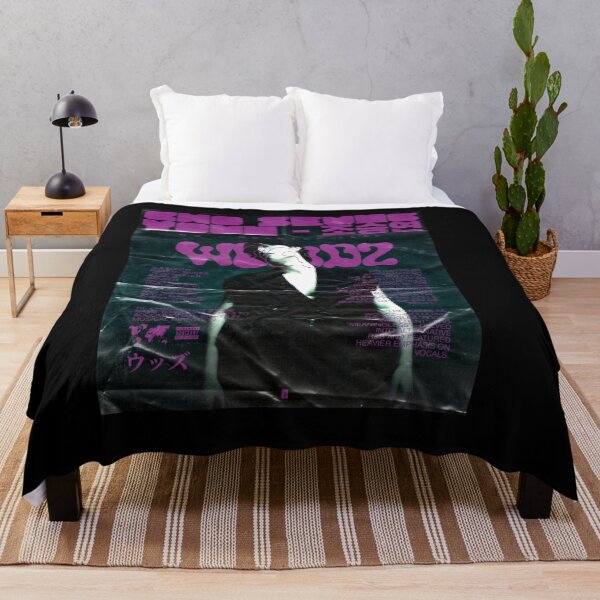 Aperçu de l'œuvre Design graphique rétro pour couverture de magazine - T-shirt streetwear vintage d'artiste solo K-pop créée et vendue par gughh.