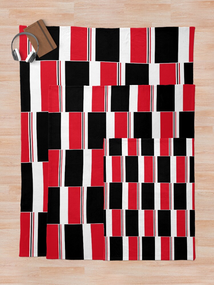 Aperçu 5 sur 6. Plaid avec l'œuvre Lana Abstraite Rayures Rouges, Blanches et Noires créée et vendue par colionjosho.