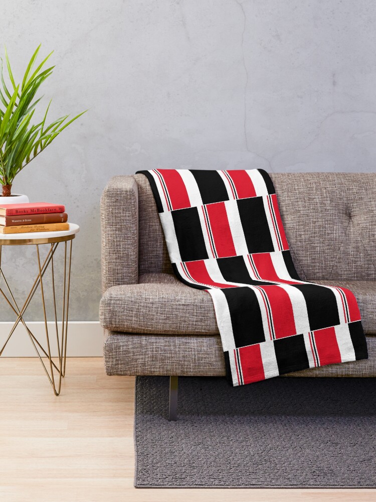 Aperçu 2 sur 6. Plaid avec l'œuvre Lana Abstraite Rayures Rouges, Blanches et Noires créée et vendue par colionjosho.