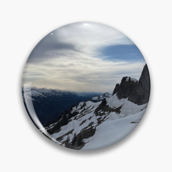 Artikelvorschau, Schneebedecktes Hochgebirge unter dramatischem Wolkenhimmel entworfen und verkauft von Art of Momenz.