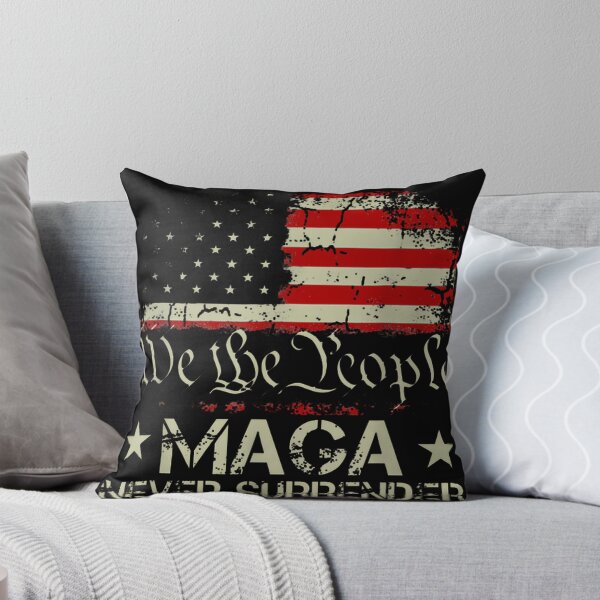 Aperçu de l'œuvre Trump Maga Never Surrender Us American Flag Men Wo_1 créée et vendue par EcoArtShop.