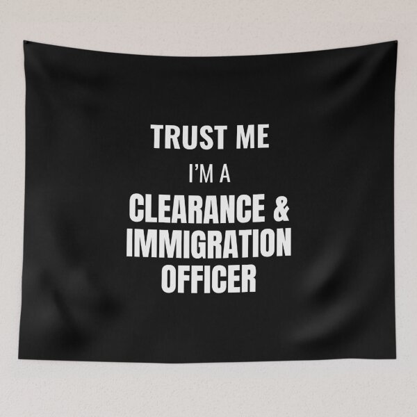 Aperçu de l'œuvre Trust Me I'm a Clearance & Immigration Officer (Blanc) créée et vendue par ShipCrewNation.