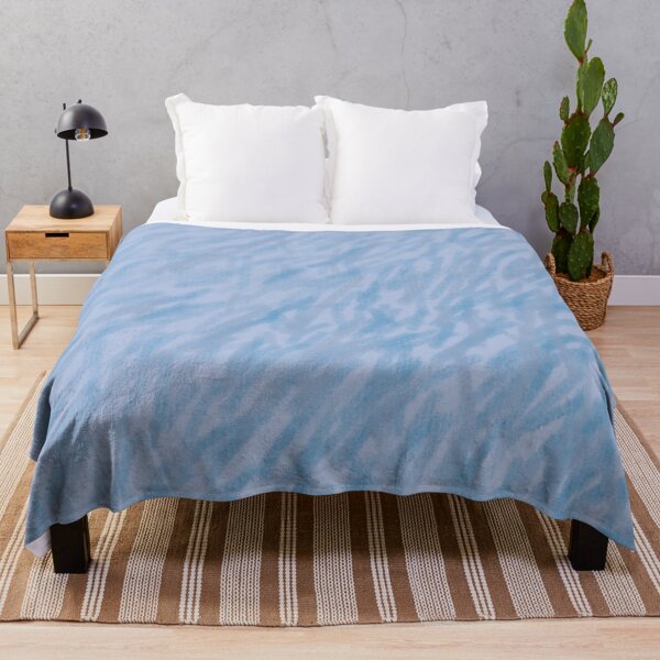 Artikelvorschau, Hellblaue Kritzeleien | Beruhigendes, strukturiertes Dekokissen im Küstenstil entworfen und verkauft von Peaceful Lotus Home Design.