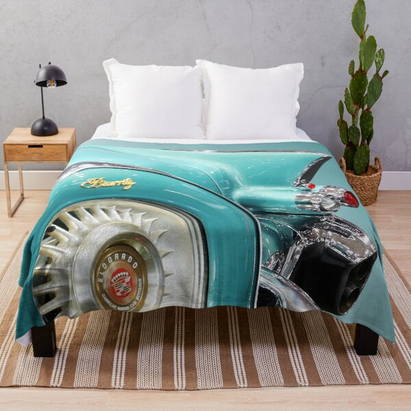 Artikelvorschau, 1956 Cadillac Eldorado Biarritz – Türkisfarbene Heckflosse, Sabre-Rad und Biarritz-Emblem (Kunst). entworfen und verkauft von Peter Kraaibeek | Generative Designs and Car Art.