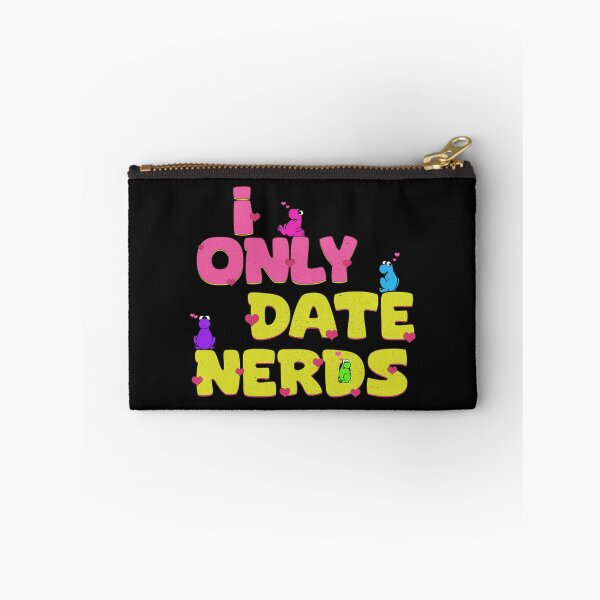 Aperçu de l'œuvre I Only Date Nerds créée et vendue par delllsdesigns.