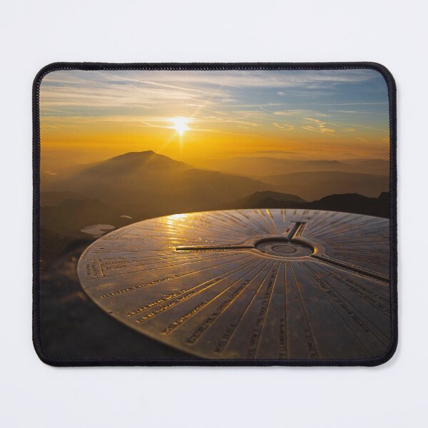 Aperçu de l'œuvre Point trigonométrique de Snowdon au lever du soleil créée et vendue par Aham Photos.